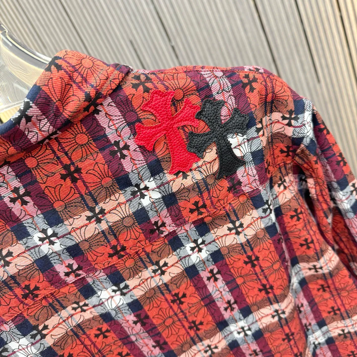 🅿️290 new arrival🆕 CH Crow Heart Horseshoe printing technology with hardware fasteners | Mid-length shirt jacket with lapel, horseshoe logo woven; letter logo buttons, the upper body effect is straight and stylish; cuff buttons are all cross buttons, and the inside is hemmed; noteworthy details are closed, the square mark on the hem must be a three-line motorcycle, not a flat machine sewing. A single piece is overweight. This quality is only available in red. Color: picture color. Size: S-xxl.